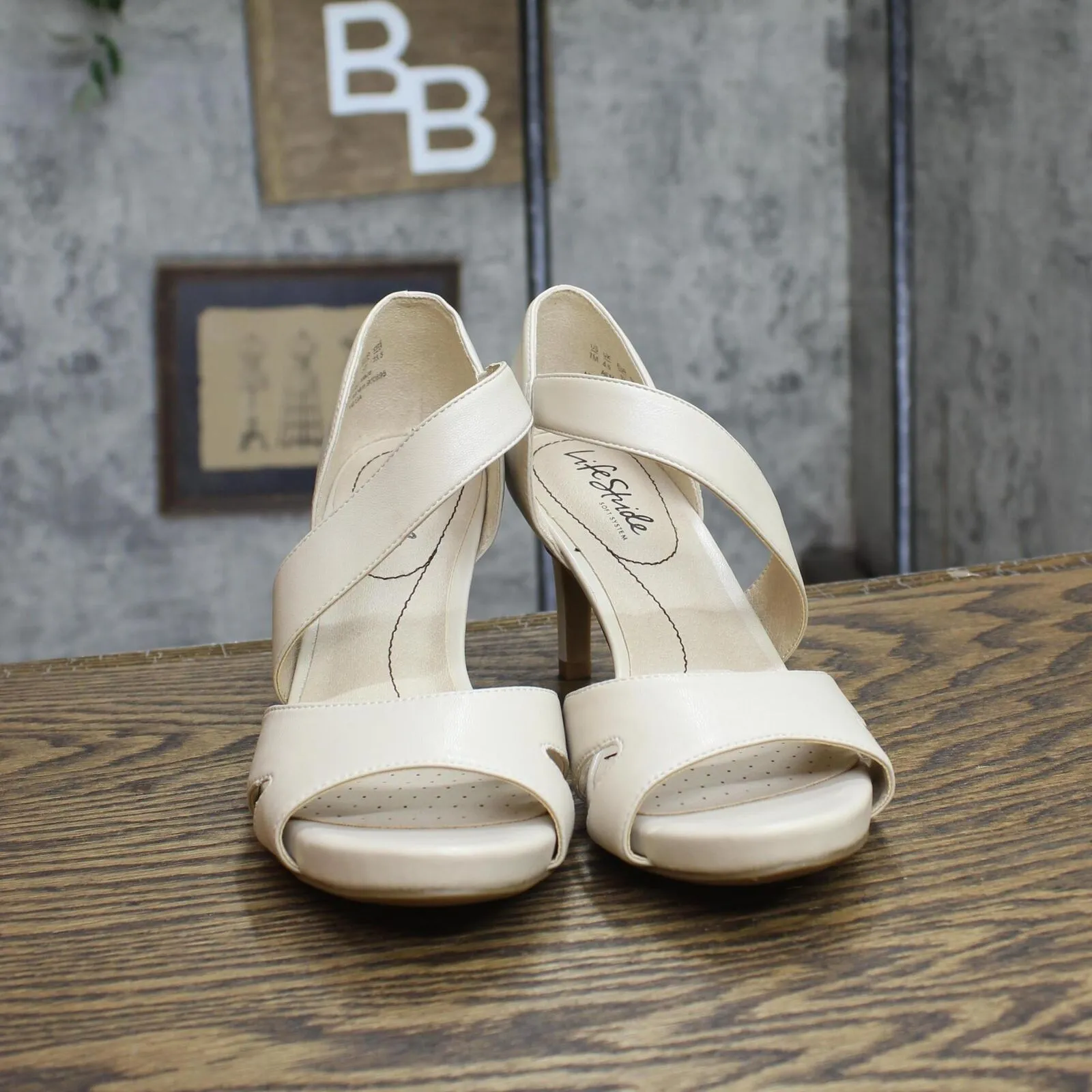 Lifestride Womens Mega Dress Heels H5058S1-250 Almond Milk Off White 7M