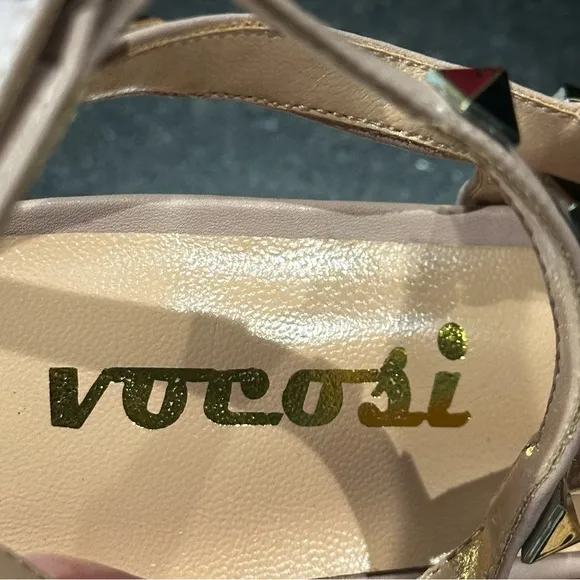 NWOT Vocosi Gold Rockstud Slingback Strappy Dress Heels Nude Pink Trim‎ S…