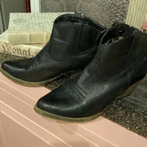 Very Volatile Leather Booties  Size 6.5